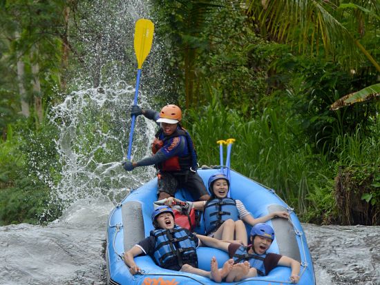 トラガワジャ川 ラフティングツアー ＜ビュッフェランチ付き／英語ガイド＞