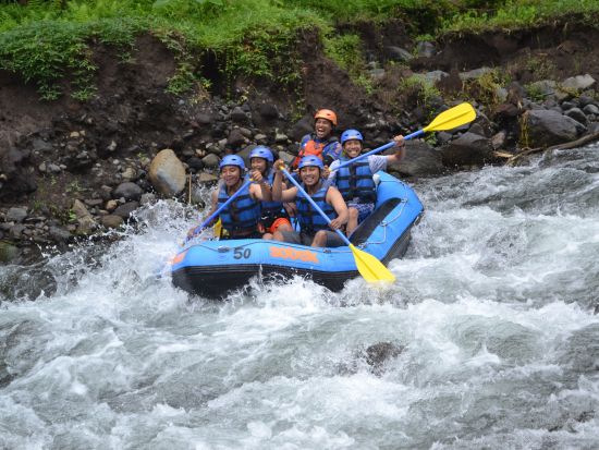 トラガワジャ川 ラフティングツアー ＜ビュッフェランチ付き／英語ガイド＞