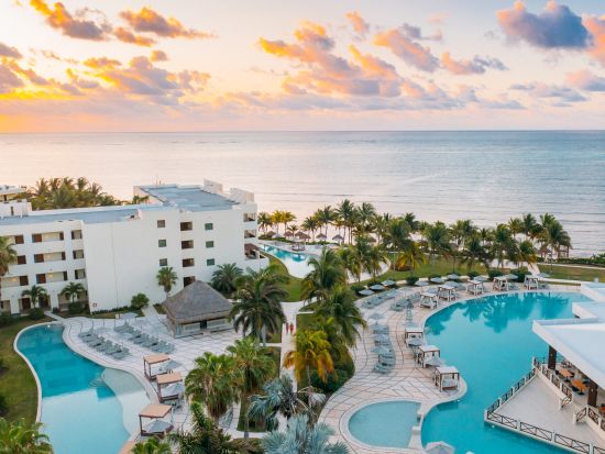 【ハイアットジラーラカンクンご宿泊者限定】ウエディング写真＆動画撮影プラン！選べるウエディングドレス5着付＜4時間／写真データ100枚付／衣装レンタル無料＞