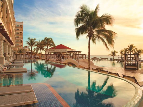 Hyatt-Zilara-Cancun-Swim-Up-Suites-Sunset