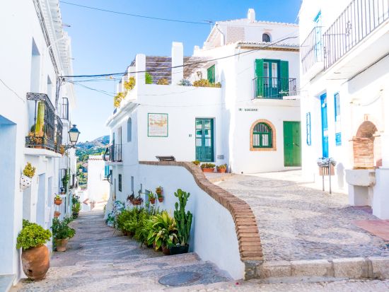 アンダルシアとアルプハラの白い村巡り！フリヒリアナ＋カピレイラ＋パンパネイラ 1日観光プライベートツアー＜マラガ発グラナダ着＞