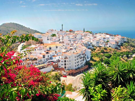 アンダルシアとアルプハラの白い村巡り！フリヒリアナ＋カピレイラ＋パンパネイラ 1日観光プライベートツアー＜マラガ発グラナダ着＞