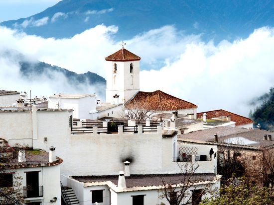 アンダルシアとアルプハラの白い村巡り！フリヒリアナ＋カピレイラ＋パンパネイラ 1日観光プライベートツアー＜マラガ発グラナダ着＞