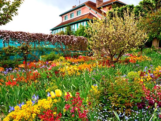 giverny_monet-house-gardens_shutterstock_192930152