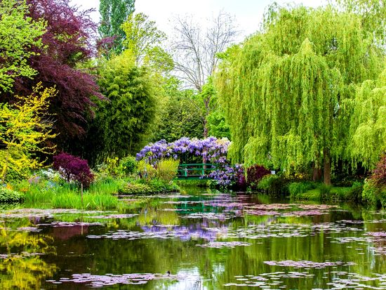 Giverny_Monet_s_Garden_shutterstock_200927915