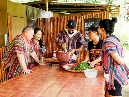 象にも環境にもやさしい施設で象と触れ合うエコツアー　餌やり・水浴び・泥スパ体験＜１日・半日／送迎付／英語ガイド／ランチ付／写真撮影サービス＞