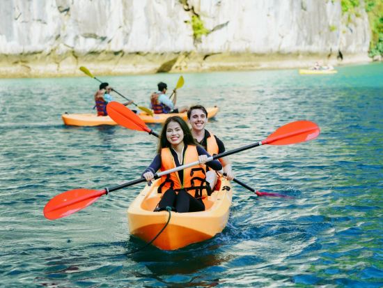 【プレミアム】世界遺産ハロン湾日帰りツアー　5つ星船＆リムジン利用！洞窟見学＋ティートップ島＋カヤック＜6時間クルーズ／英語・日本語／ビュッフェ／空港送迎可＞