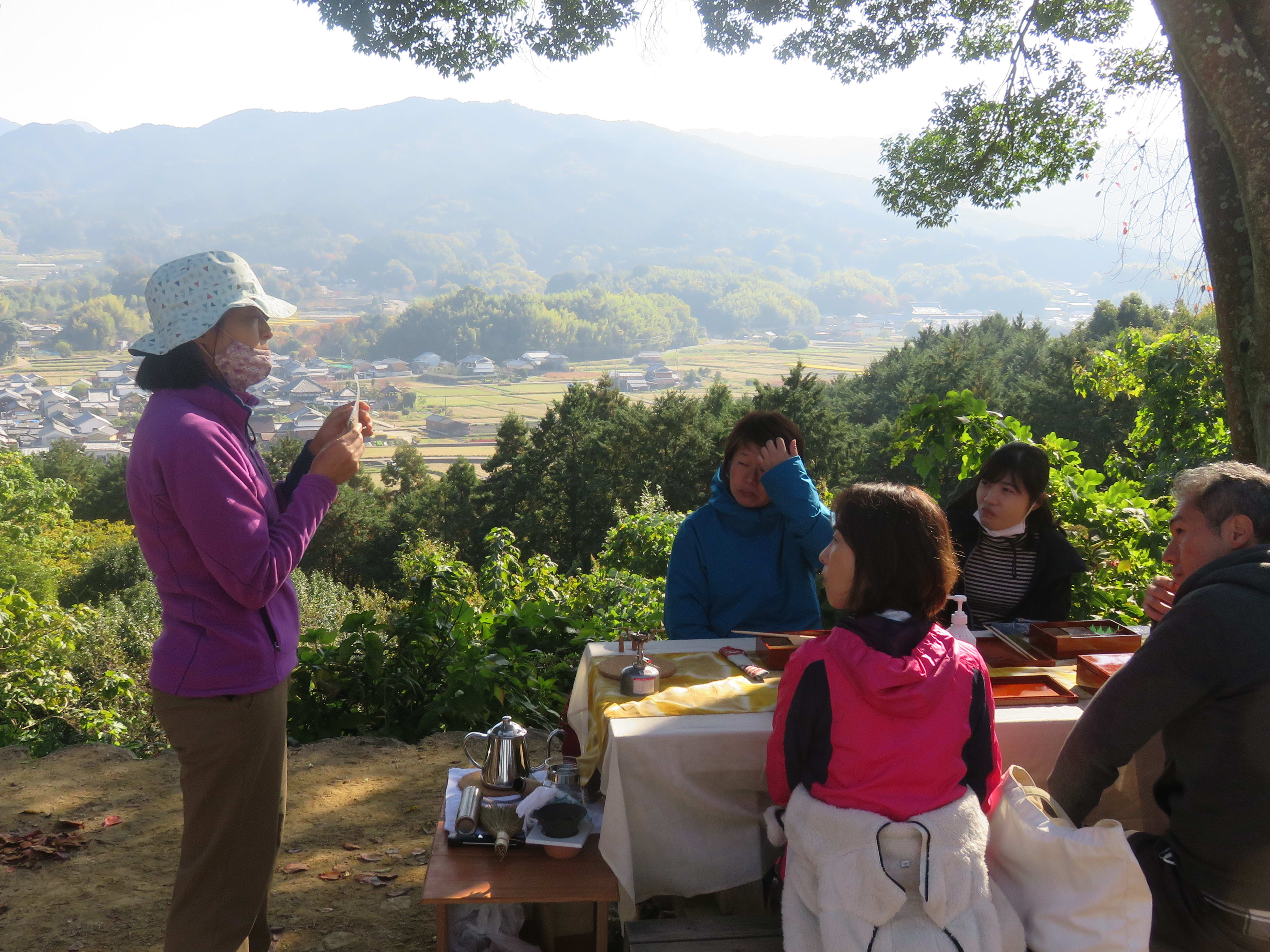 朝景色トレッキングツアー 絶景を眺めながら飛鳥の古代食と珈琲焙煎を堪能＜朝食付き／明日香村＞ | 奈良の観光&遊び・体験・レジャー専門予約サイト  VELTRA(ベルトラ)