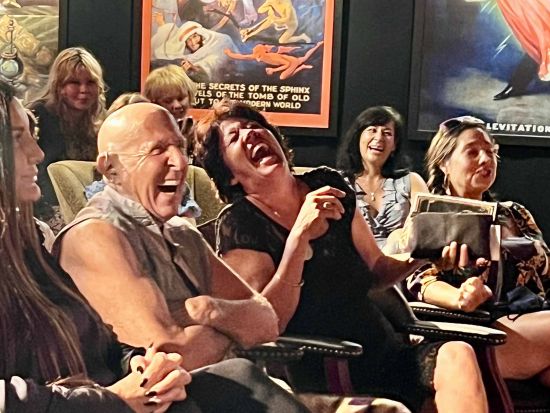 マジカルミステリーショー　ハワイ最高峰のマジックショー！一流マジシャンの技を目の前で鑑賞！ 最前列で楽しめるVIP席も＜ヒルトンワイキキビーチ内＞