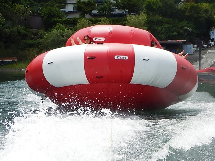 山中湖ハリケーンボート 水の上でくるくる回る新感覚のマリンスポーツ