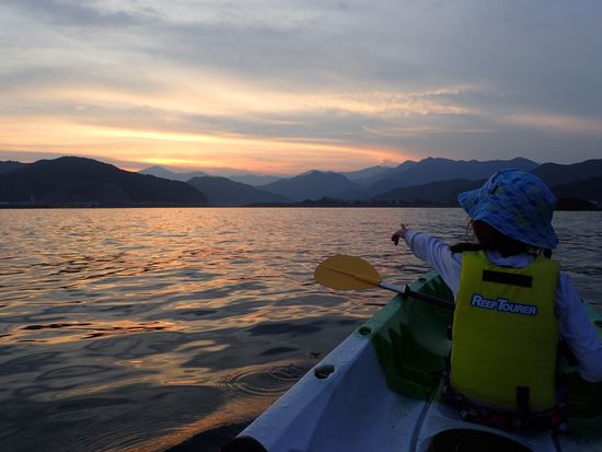 夕日に染まった海を漕ぎながらゴールへ向かう