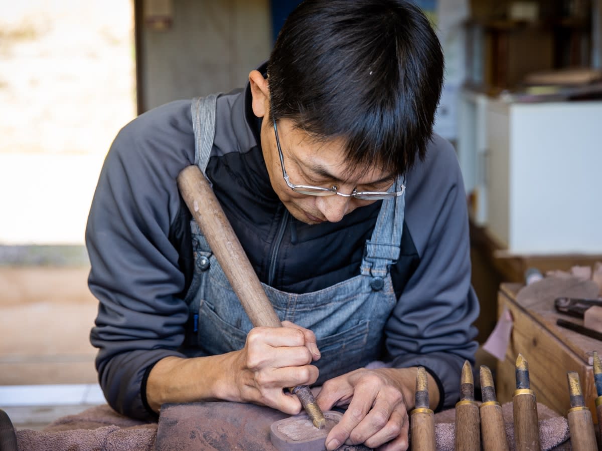 山口県伝統工芸品「赤間硯」作硯体験 作硯家・日枝陽一氏とともに石と向き合う作硯の世界＜6時間／宇部市＞ |  山口の観光&遊び・体験・レジャー専門予約サイト VELTRA(ベルトラ)