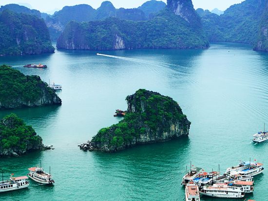 Vietnam_Ha Long Bay_shutterstock_168062537
