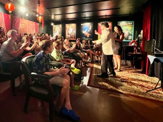 マジカルミステリーショー　ハワイ最高峰のマジックショー！一流マジシャンの技を目の前で鑑賞！ 最前列で楽しめるVIP席も＜ヒルトンワイキキビーチ内＞