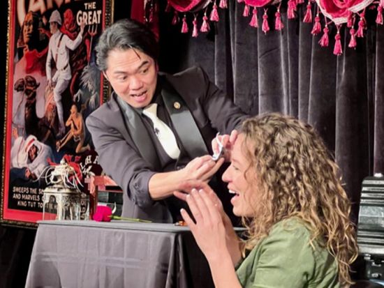 マジカルミステリーショー　ハワイ最高峰のマジックショー！一流マジシャンの技を目の前で鑑賞！ 最前列で楽しめるVIP席も＜ヒルトンワイキキビーチ内＞