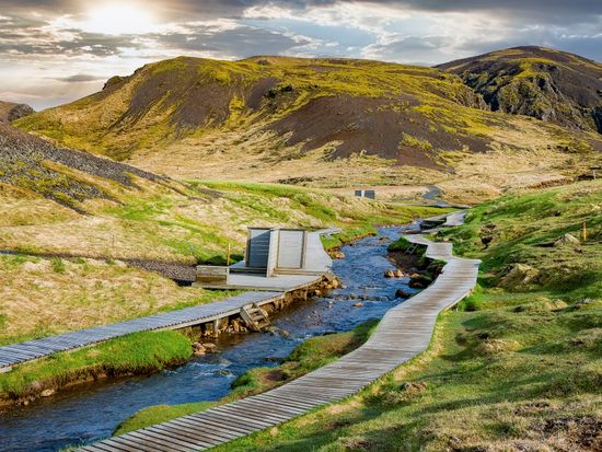 Iceland_Reykjadalur_trail_pixta_90729447_M