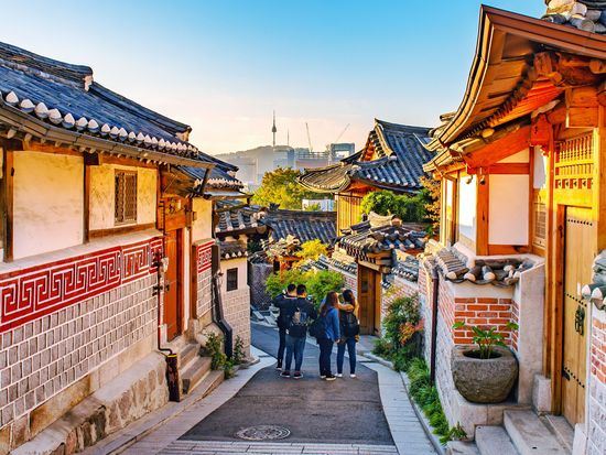 Seoul_BukchonHanok Village_shutterstock_1261148566