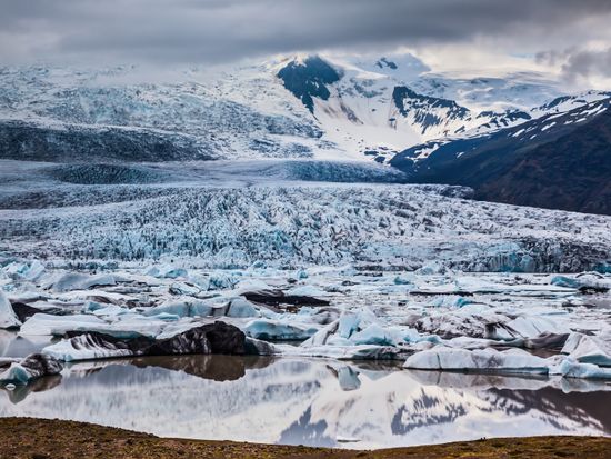 Iceland_Vatnajokull_Glacier_shutterstock_759002146