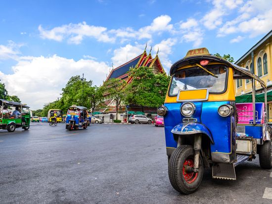 Thailand_Bangkok_Tuk tuk_123RF_43015349 (1)