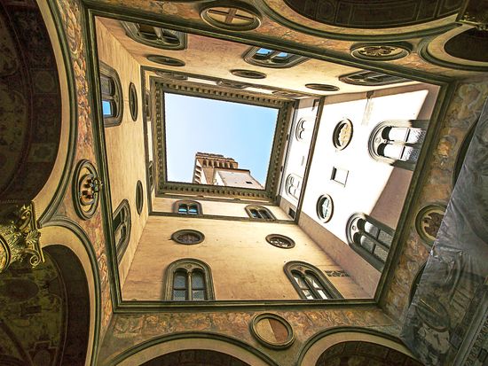 Italy_Florence_Uffizi Gallery_Inner yard_shutterstock_270118139