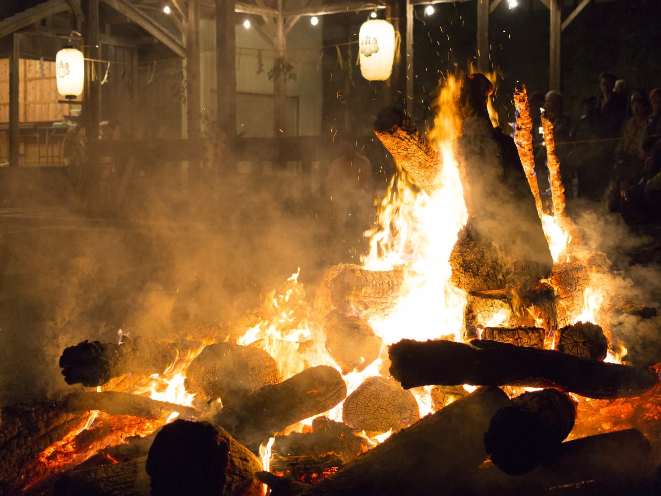 鞍馬の火祭」鑑賞ツアー 深夜のフィナーレまで鑑賞できる夜食付き