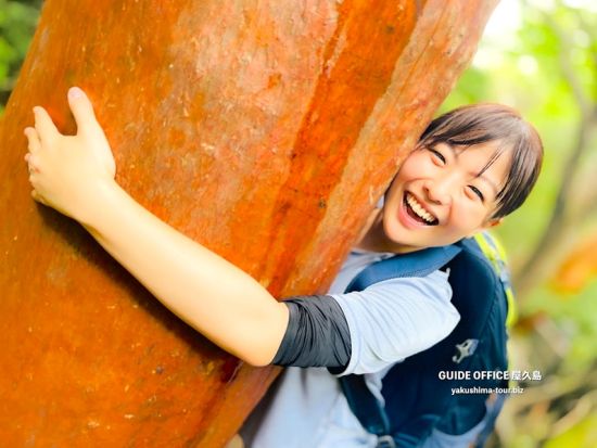 屋久島公認ガイド渡邉さんと行く！太鼓岩モーニングトレッキングツアー　学び、笑い、感動ありの冒険！ 山中ランチ＆写真プレゼント付き ＜宮之浦～安房エリア送迎可＞