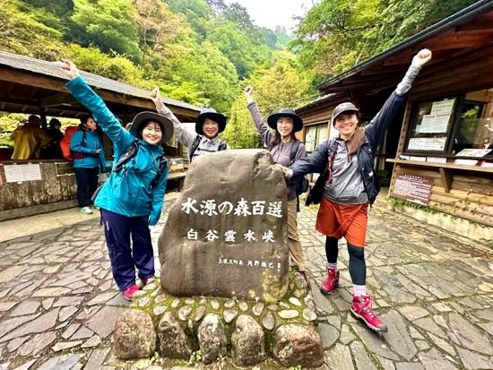 屋久島公認ガイド渡邉さんと行く！太鼓岩モーニングトレッキングツアー　学び、笑い、感動ありの冒険！ 山中ランチ＆写真プレゼント付き ＜宮之浦～安房エリア送迎可＞