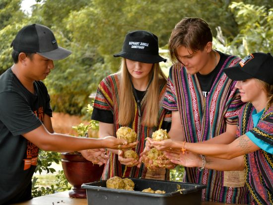 【サムイ発】ゾウの保護区でふれあいエコツアー　餌やり・水浴び・泥んこスパ体験＜午前・午後／英語ガイド／食事付／ホテル送迎付＞