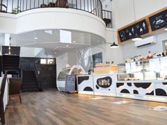 岩瀬牧場 店舗内観