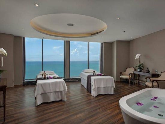 【帰国日プラン】ダナン市内ショッピング+5つ星ホテル「フォーポイント バイ シェラトン」でのスパ＋ディナー＋空港お送り＜午後／日本語ガイド／ダナン・ホイアン発＞