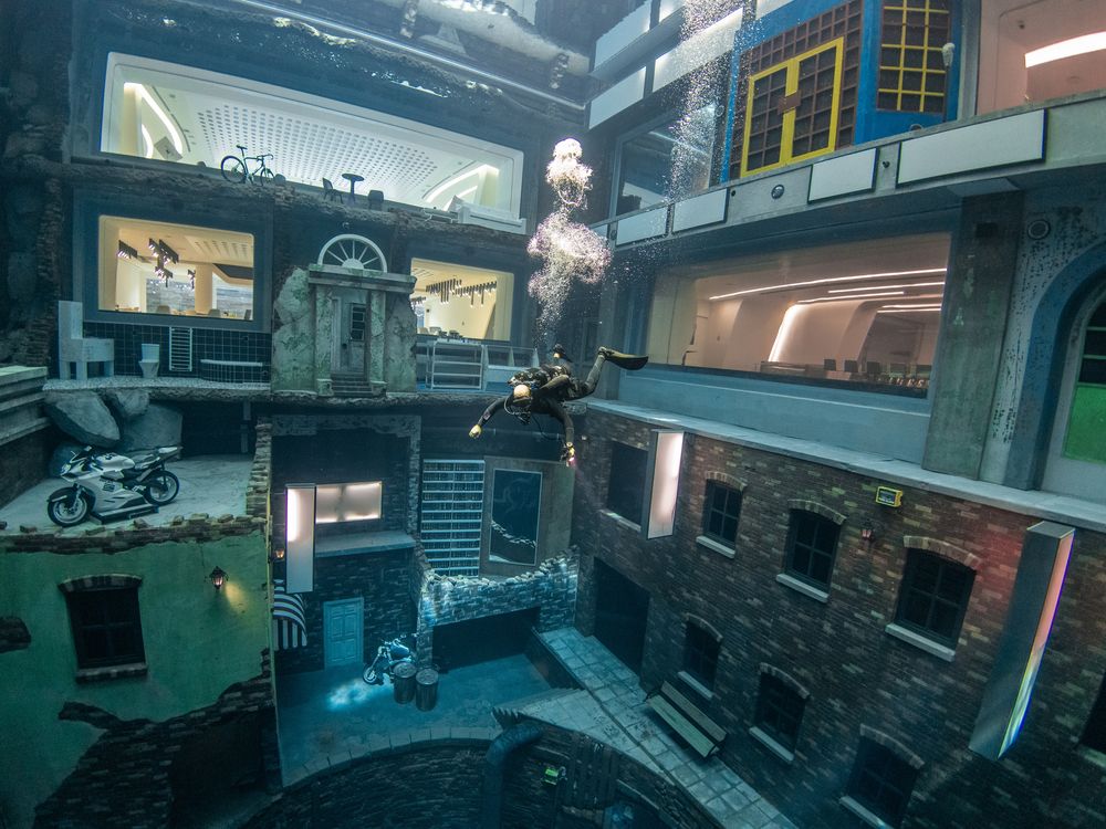 ファンダイビング 世界最深のプール「ディープダイブ・ドバイ (Deep Dive Dubai)」で潜る！ライセンス保有者向けプラン ＜英語(00)