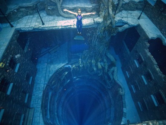 ファンダイビング 世界最深のプール「ディープダイブ・ドバイ (Deep Dive Dubai)」で潜る！ライセンス保有者向けプラン ＜英語／ドバイ発＞