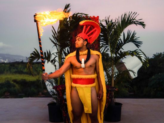 伝統ルアウ＆フラ・ハワイアンショー『マウカ・ウォーリアーズ・ルアウ』　戦士たちによる圧巻のファイヤーショー ＜ワイキキ送迎可／ハワイ・カントリークラブ内＞