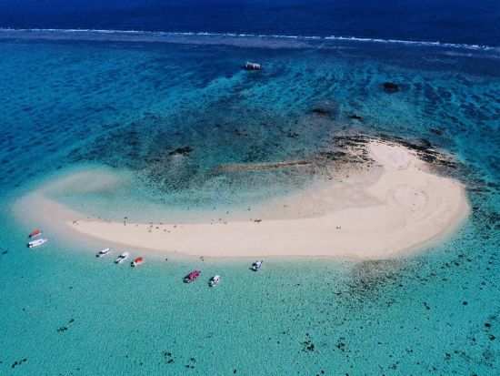 幻の島上陸+シュノーケルツアー 八重山屈指のロケーションの無人島で自然を満喫 お子様や家族連れにもオススメ＜半日／石垣島発＞