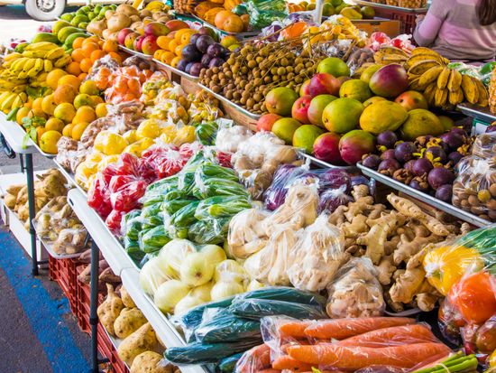 Hawaii_Food_Market_pixta_103883388_M