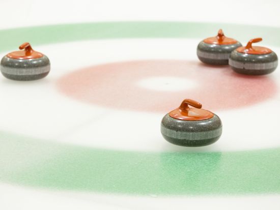 札幌市でカーリング体験！専門インストラクターが教えてくれるので、 初心者でも安心♪選べる60分or120分プランをご用意＜通年／手ぶらで参加OK＞