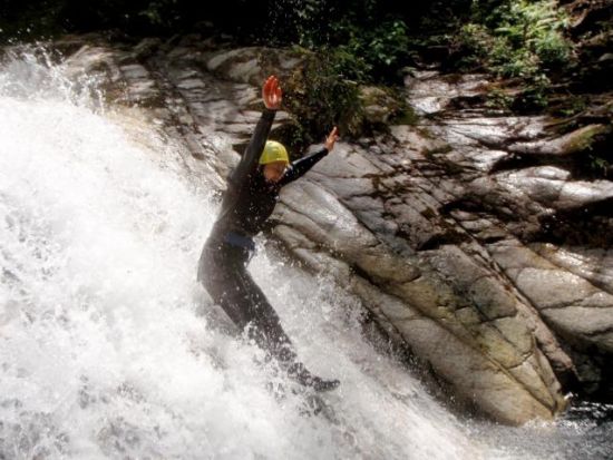 シャワークライミング 登りも下りも自然豊かな渓谷を満喫！八淵の滝コース＜5～10月／小学5年生～参加OK／滋賀高島市＞by 自然派企画