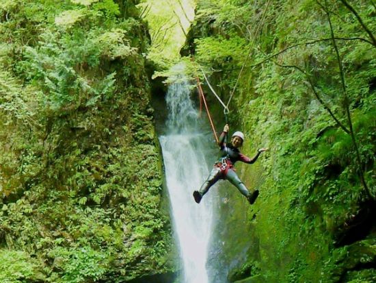 奥多摩 キャニオニング＆ショートトレッキング体験！ 大自然の魅力とスリルを堪能＜半日／4月〜10月／東京／古里駅送迎可＞