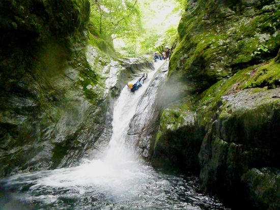 奥多摩 キャニオニング＆ショートトレッキング体験！ 大自然の魅力とスリルを堪能＜半日／4月〜10月／東京／古里駅送迎可＞