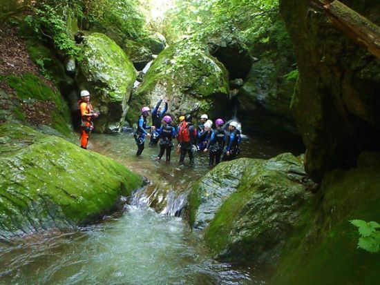 奥多摩 キャニオニング＆ショートトレッキング体験！ 大自然の魅力とスリルを堪能＜半日／4月〜10月／東京／古里駅送迎可＞