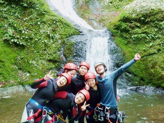 奥多摩 キャニオニング＆ショートトレッキング体験！ 大自然の魅力とスリルを堪能＜半日／4月〜10月／東京／古里駅送迎可＞