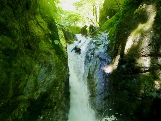 奥多摩 キャニオニング＆ショートトレッキング体験！ 大自然の魅力とスリルを堪能＜半日／4月〜10月／東京／古里駅送迎可＞