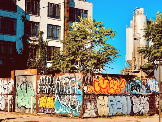 ブルックリン観光 ブッシュウィック・エリアを歩いてめぐる グラフィティアート散策ツアー＜公共交通機関利用／日本語ガイド＞ by H.I.S.