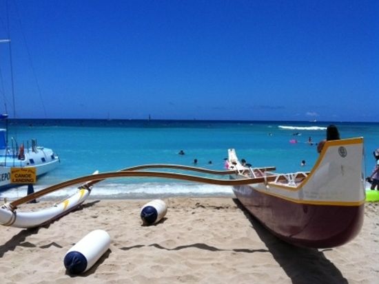 アウトリガーカヌー・サーフィン 　ハワイ伝統のカヌーでワイキキの景色を眺めながら波乗り体験！＜0.5～1時間／ロイヤルハワイアンホテル＞