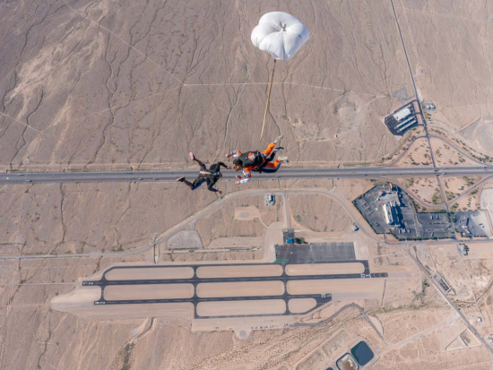 スカイダイビング体験　ラスベガスを上空4572メートルから楽しむ！ビデオ＆写真やカメラマン同行など豊富なプランをご用意by ゴージャンプラスベガス＜送迎付き＞