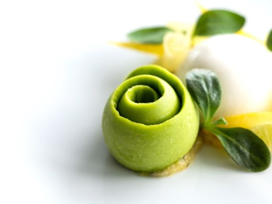 セーヌ川ランチクルーズ アラン・デュカスのクルーズ船で楽しむ絶品コースランチ＜専用車ホテル送迎付き＞by[みゅう]