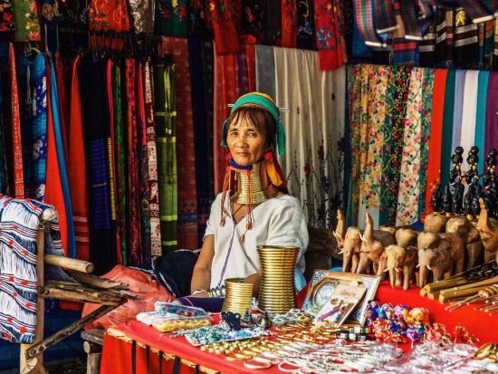 チェンマイ日帰りツアー　ドイステープ寺院＋首長族（カレン族）村＋象乗り体験＜昼食付き／日本語ガイド／往復航空券付き／バンコク発＞