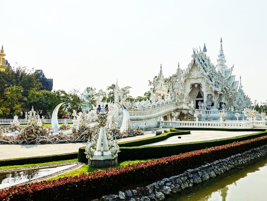 チェンライ日帰りツアー　寺院3か所＋ゴールデントライアングル＋首長族の集落＜昼食付き／日本語ガイド／往復航空券付き／バンコク発＞