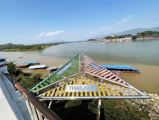 チェンライ日帰りツアー　寺院3か所＋ゴールデントライアングル＋首長族の集落＜昼食付き／日本語ガイド／往復航空券付き／バンコク発＞