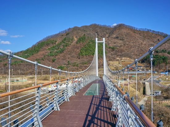 「愛の不時着」ソウル郊外＆忠州・抱川ロケ地巡り1日ツアー 吊り橋や遠足、夜の橋の名シーンの撮影場所へ ＜ホテル送迎付／日本語ガイド／昼食付＞